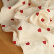 Manou - Double gaze de coton BIO exclusif écru à motif coeurs Tissus issus de l'agriculture biologique  - 1