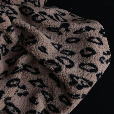 Teddy / moumoute bouclé fond marron glacé motif Graou