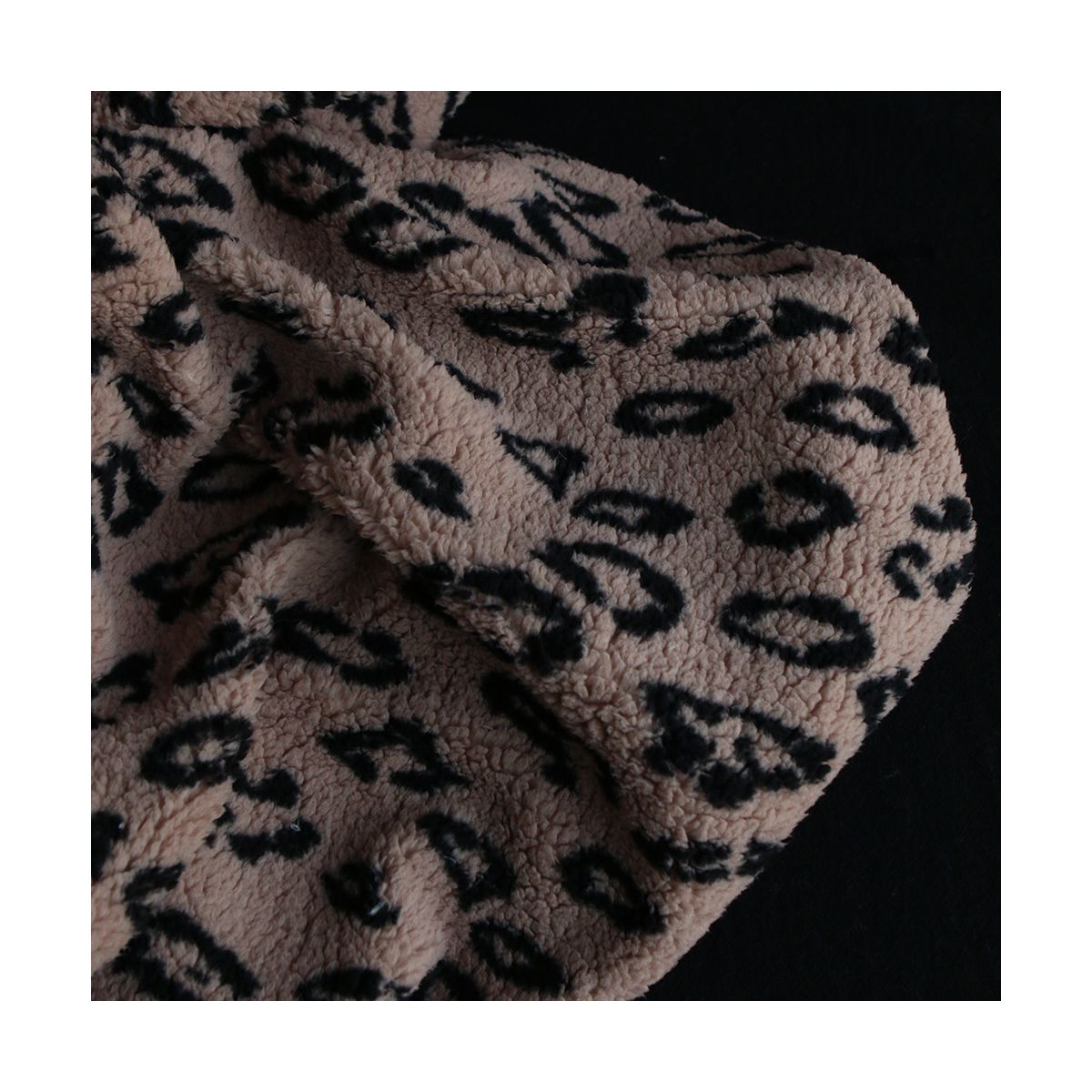 Teddy / moumoute bouclé fond marron glacé motif Graou