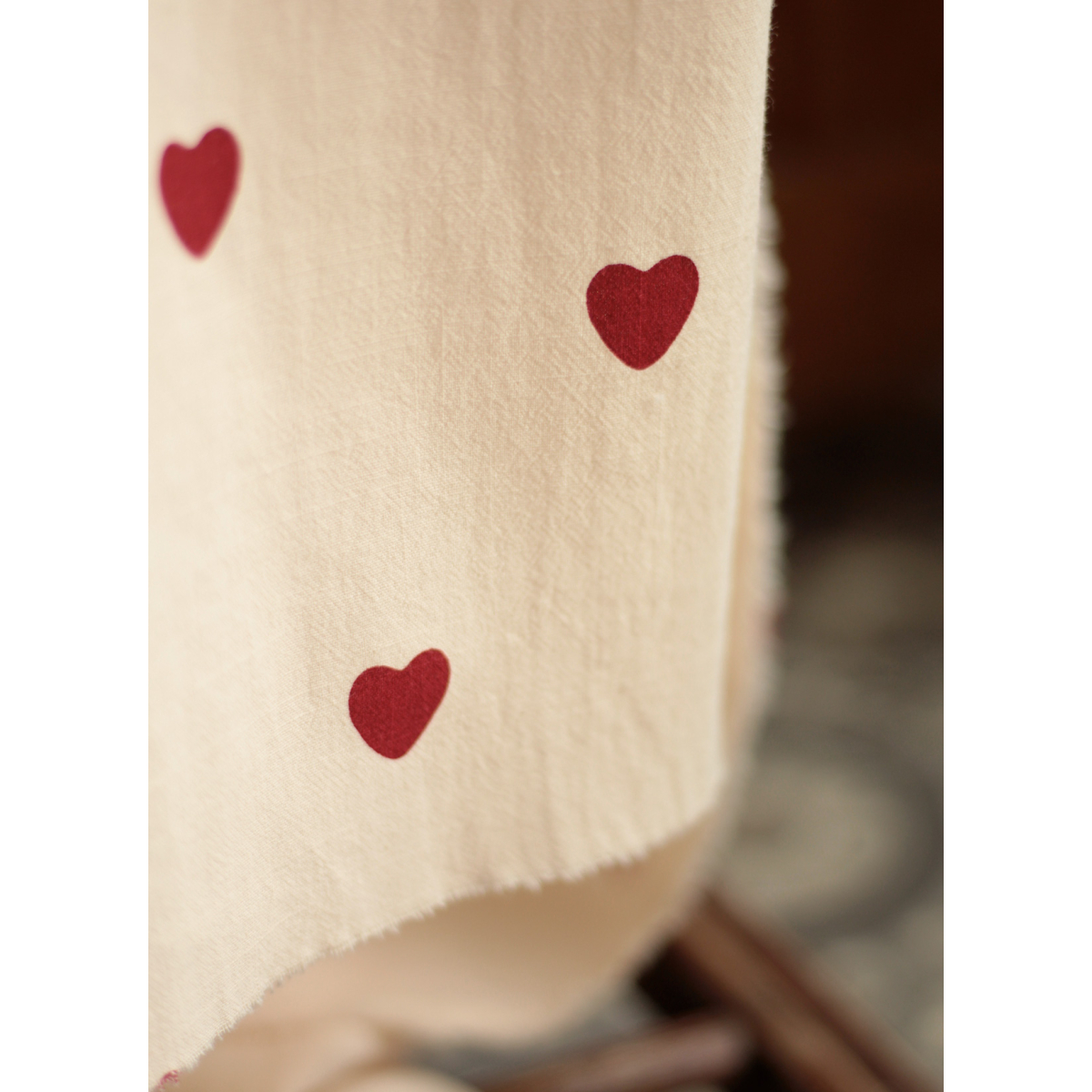 Manou - Coton lavé bio coloris vanille motif coeurs rouges Batikou - 4
