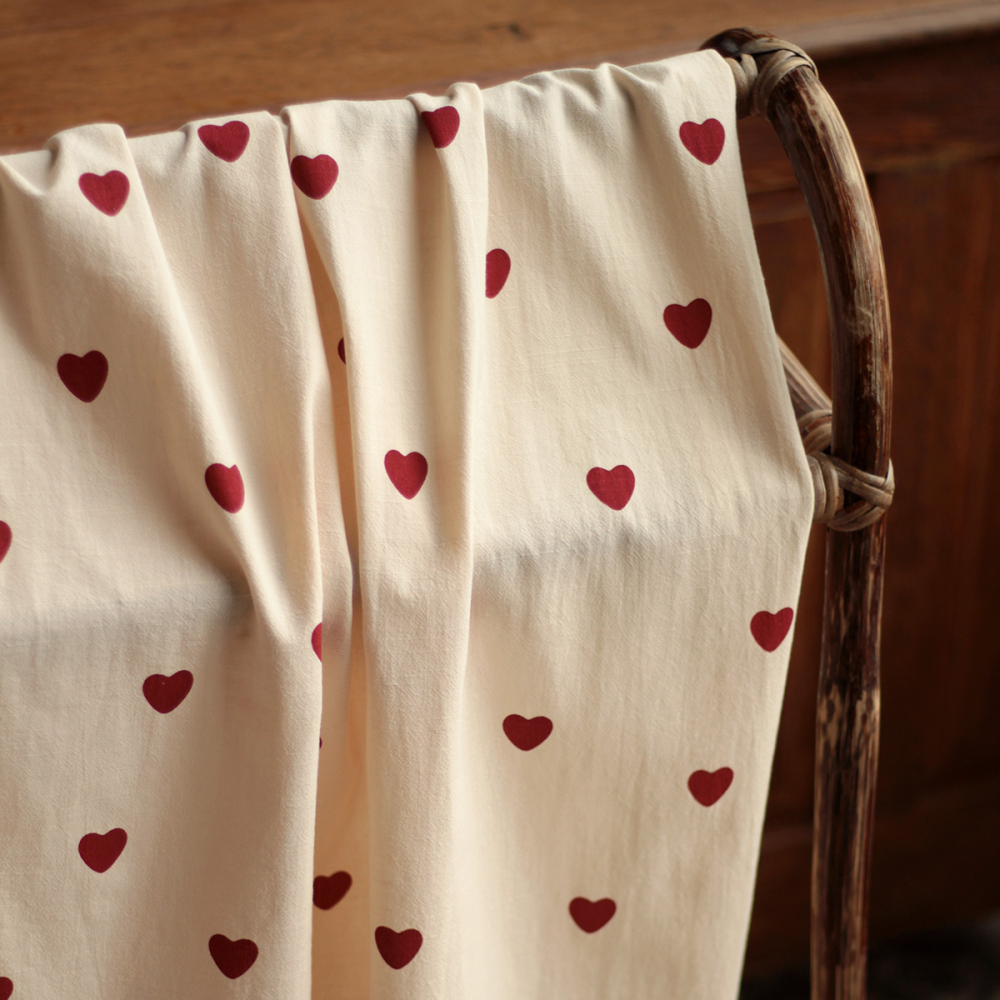 Manou - Coton lavé bio coloris vanille motif coeurs rouges Batikou - 5