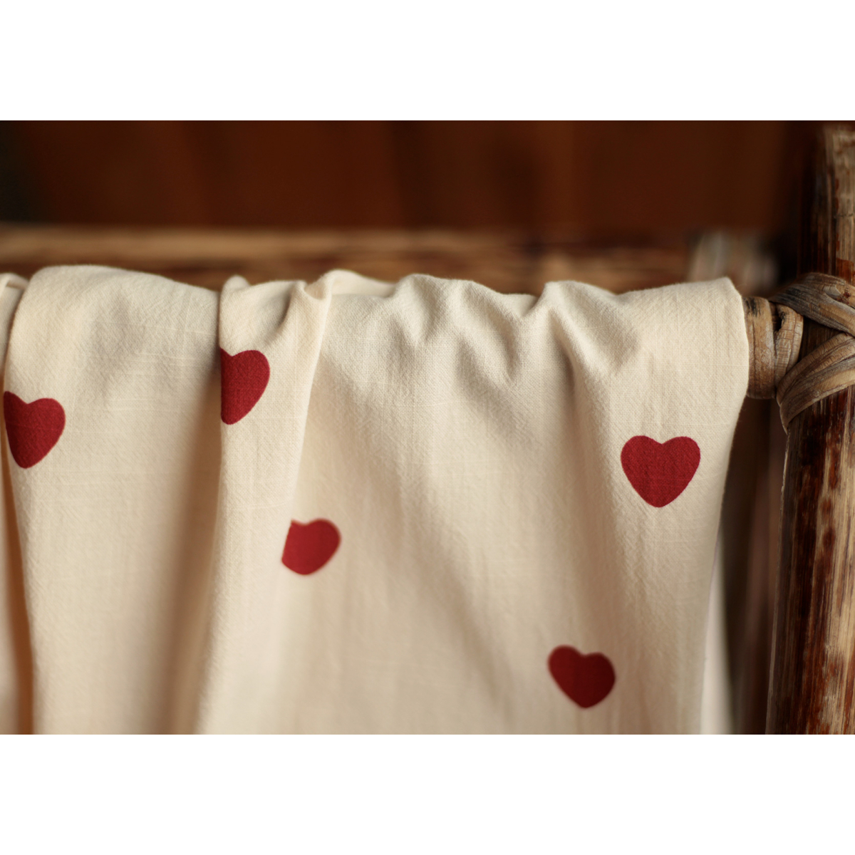 Manou - Coton lavé bio coloris vanille motif coeurs rouges Batikou - 7