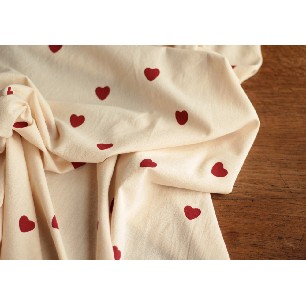 Manou - Coton lavé bio coloris vanille motif coeurs rouges Batikou - 10