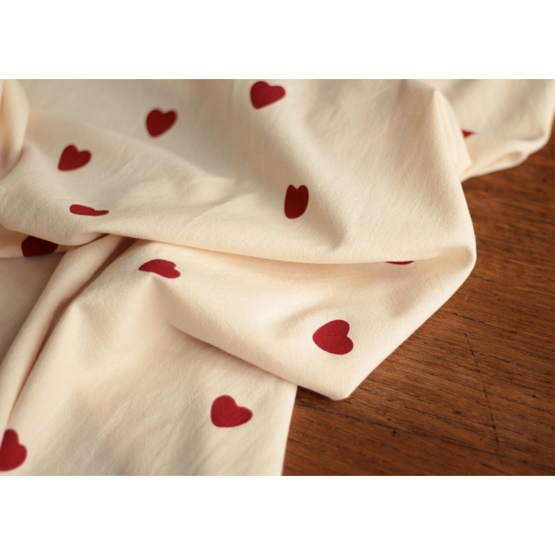 Manou - Coton lavé bio coloris vanille motif coeurs rouges Batikou - 12
