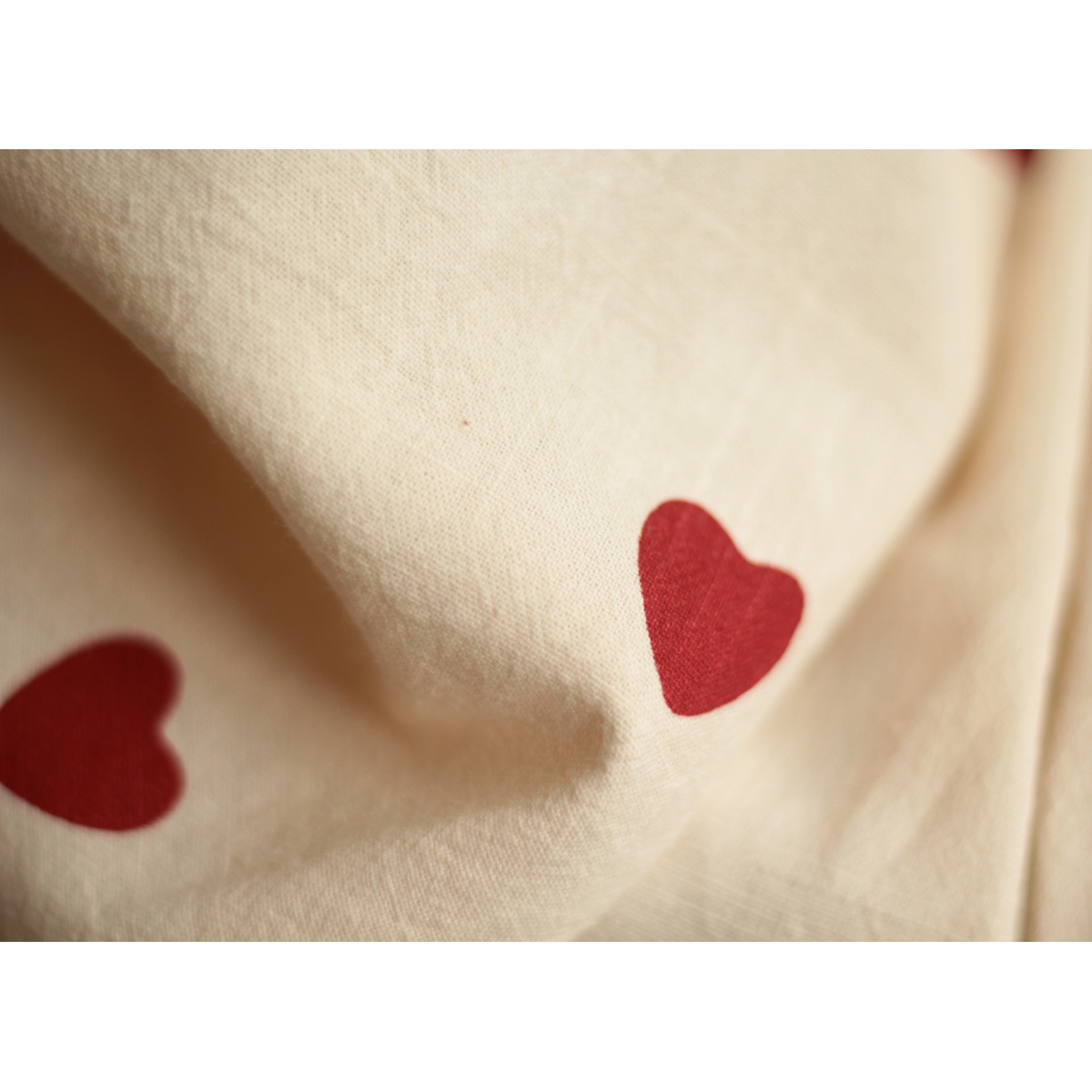 Manou - Coton lavé bio coloris vanille motif coeurs rouges Batikou - 15