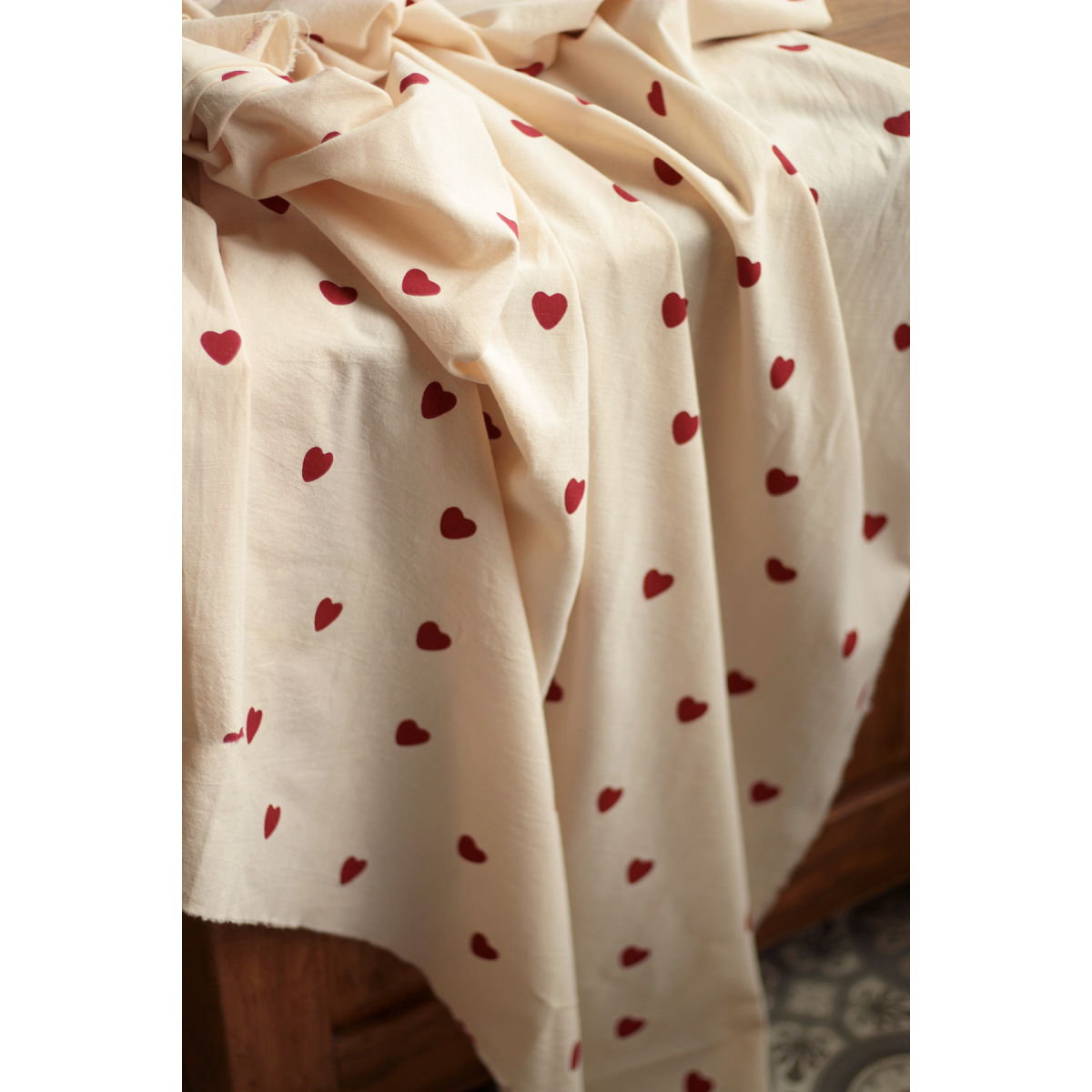 Manou - Coton lavé bio coloris vanille motif coeurs rouges Batikou - 16