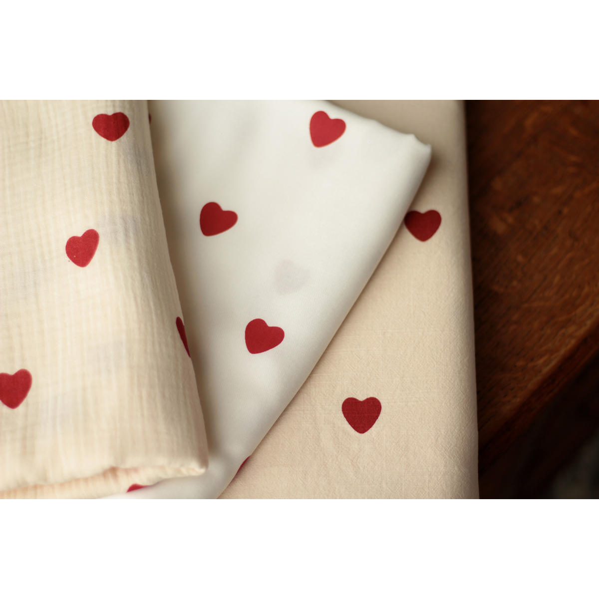 Manou - Coton lavé bio coloris vanille motif coeurs rouges Batikou - 20