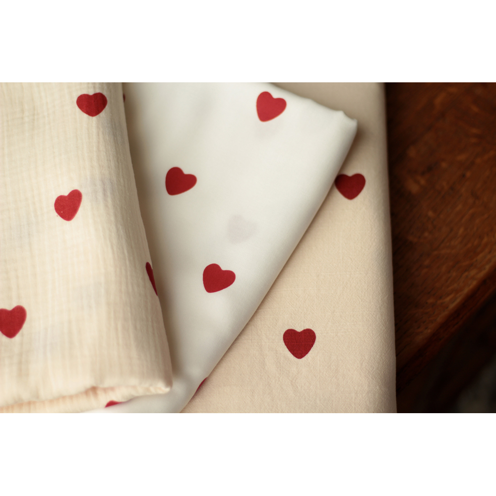 Manou - Coton lavé bio coloris vanille motif coeurs rouges Batikou - 20
