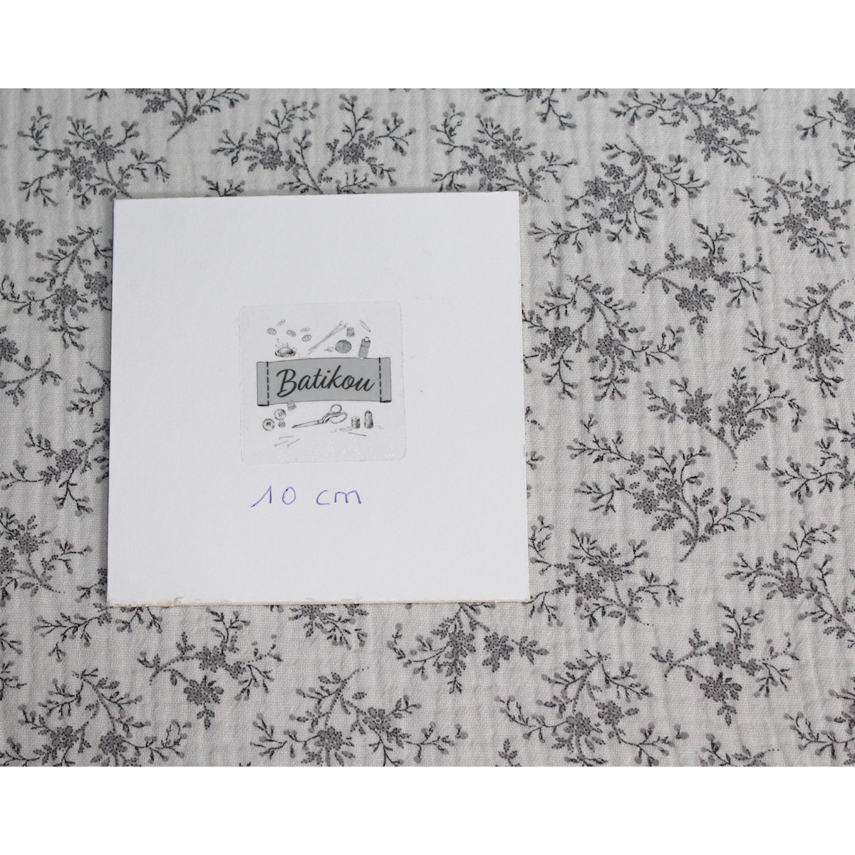 Meriem - Double gaze de coton BIO gris à motifs fleuris