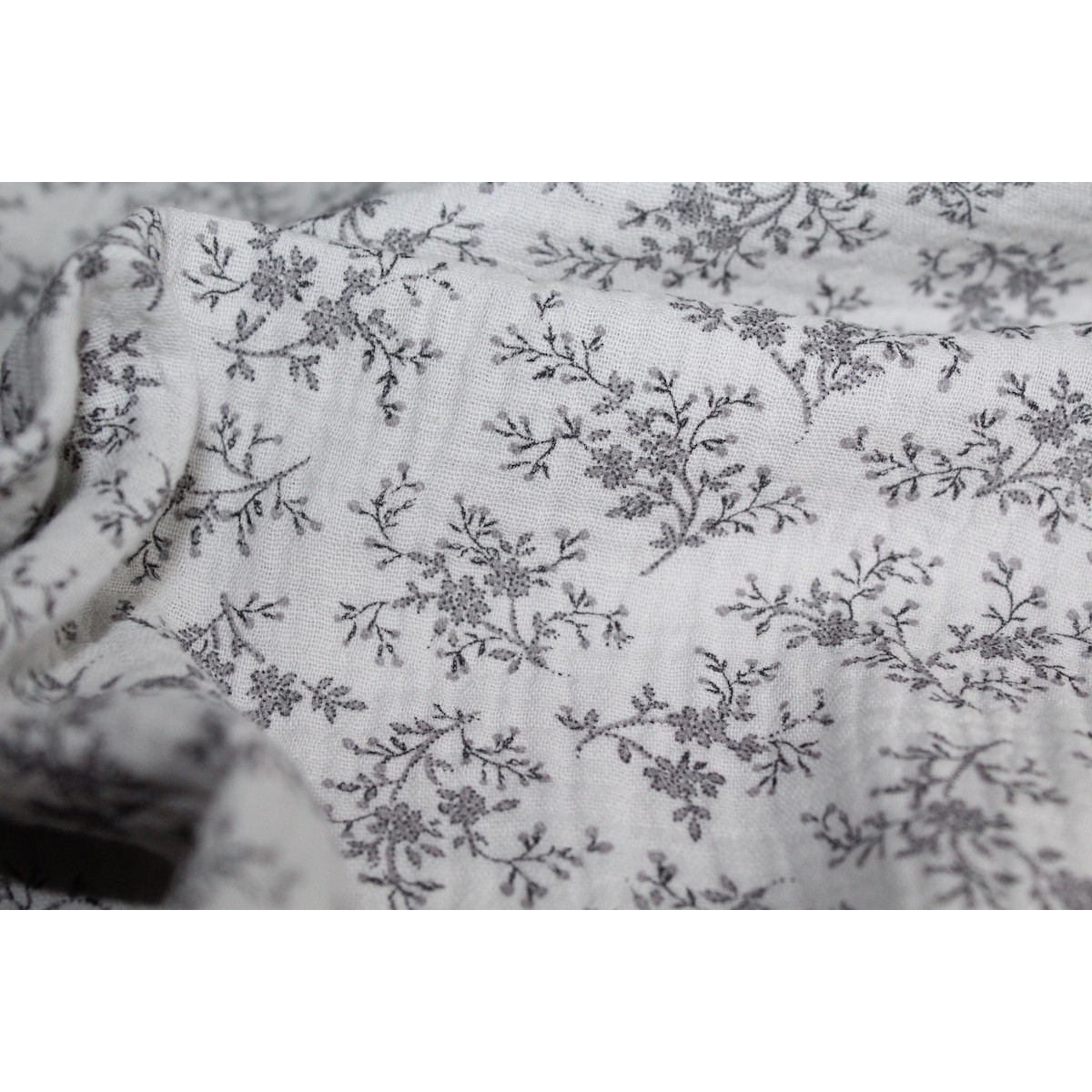 Meriem - Double gaze de coton BIO gris à motifs fleuris