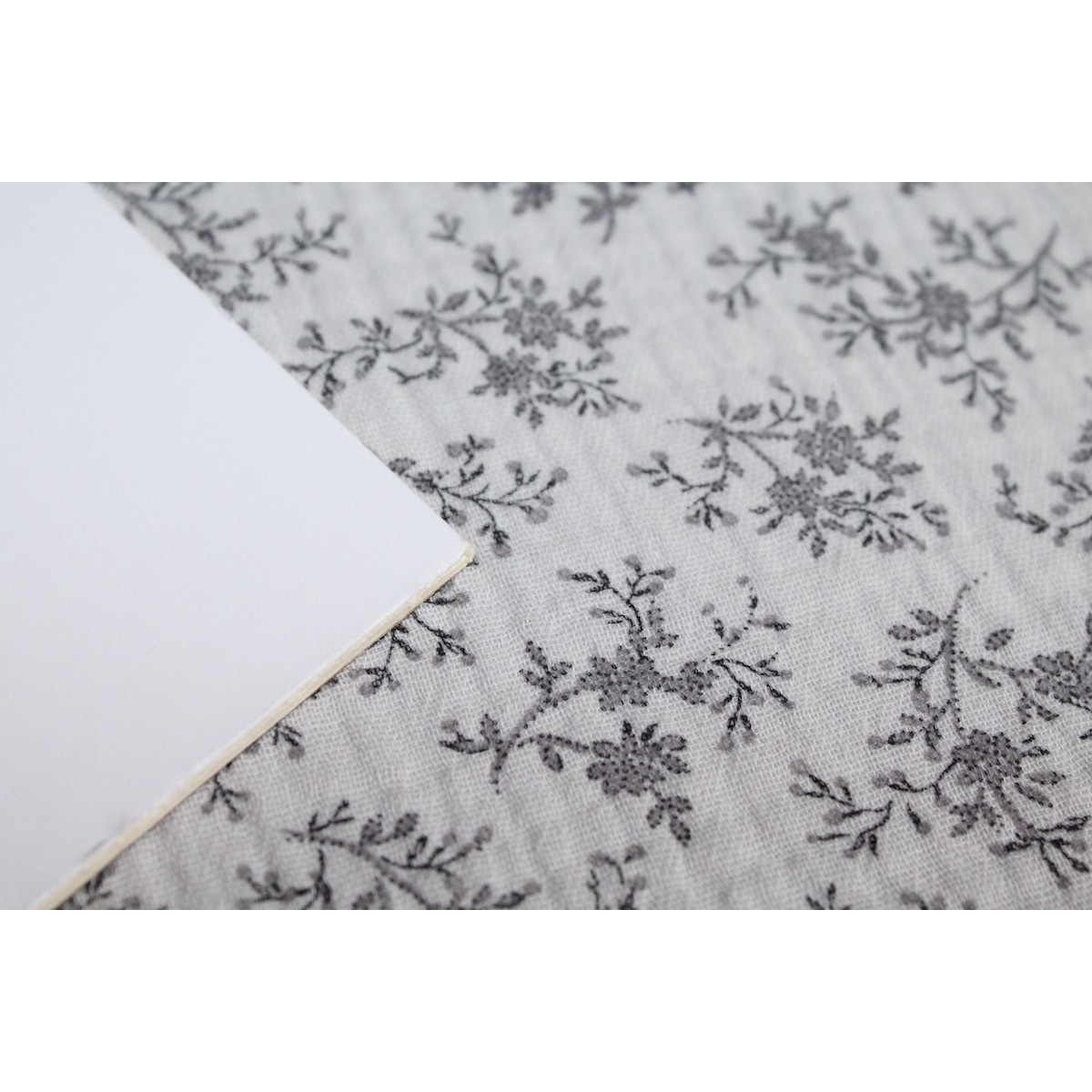 Meriem - Double gaze de coton BIO gris à motifs fleuris