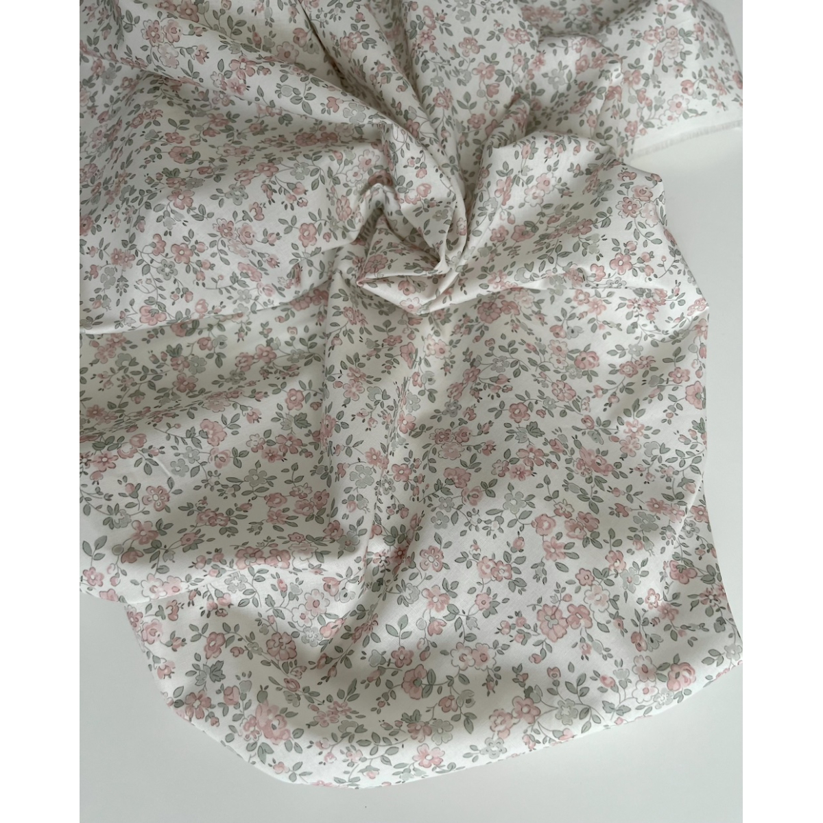 June - Popeline de coton douce BIO imprimé fleuri vert sauge et rose Tissus issus de l'agriculture biologique  - 4