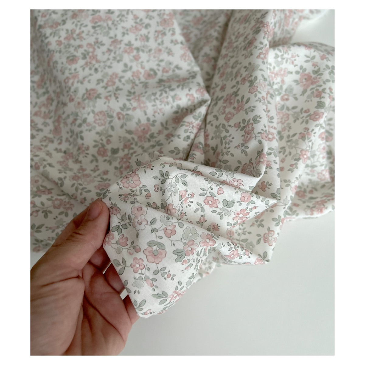 June - Popeline de coton douce BIO imprimé fleuri vert sauge et rose Tissus issus de l'agriculture biologique  - 2