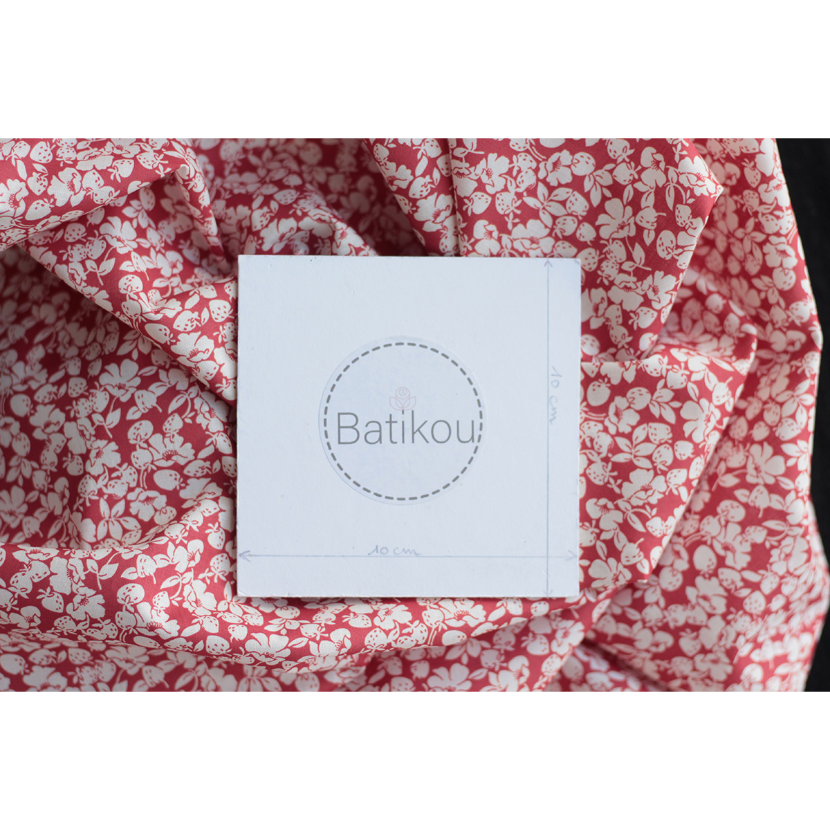 Deva - Batiste de coton douce à imprimé fraises fond rouge