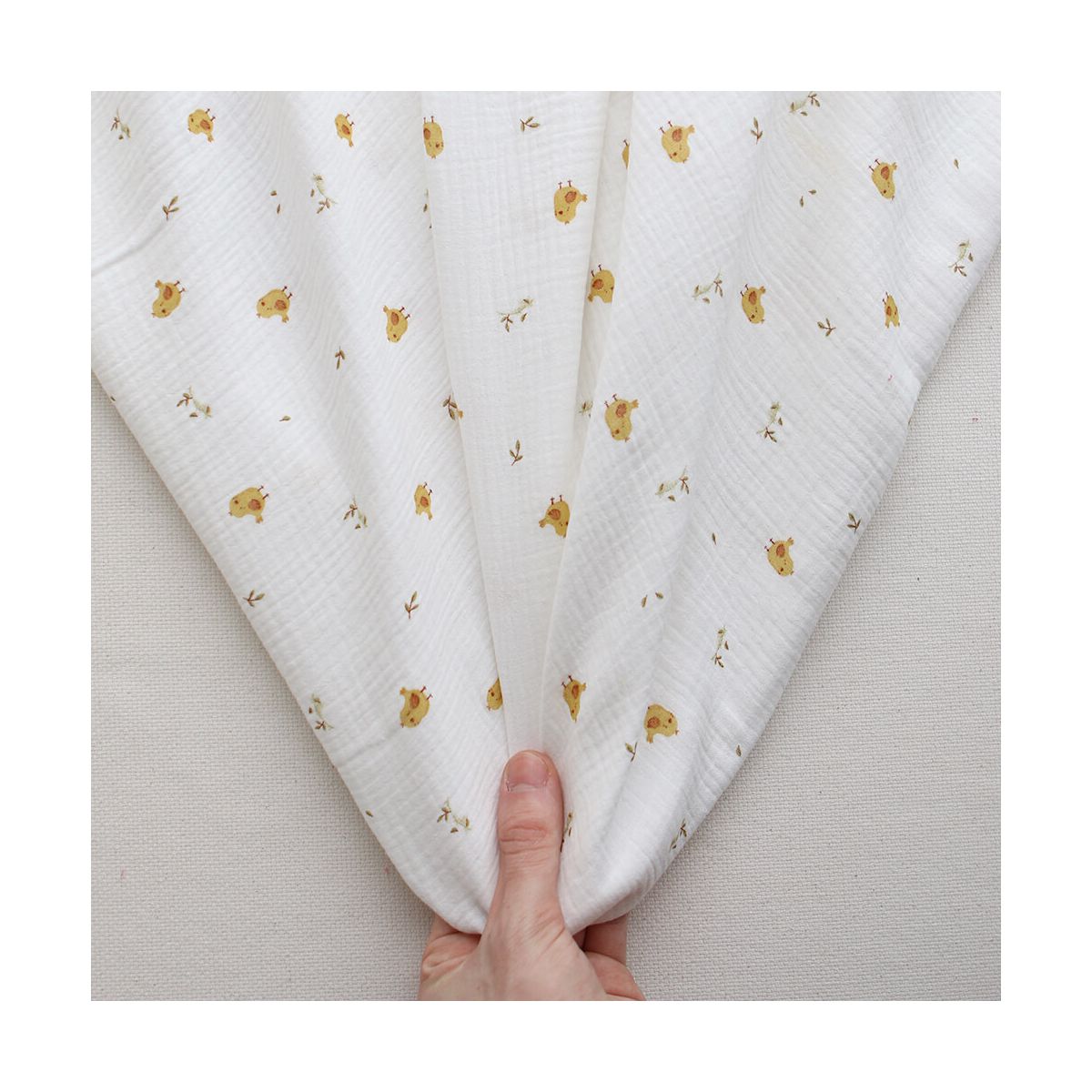 Carlito - Double gaze de coton motif fond blanc motif poussin