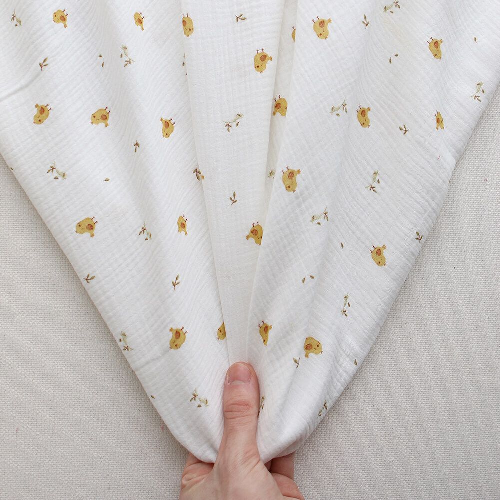 Carlito - Double gaze de coton motif fond blanc motif poussin