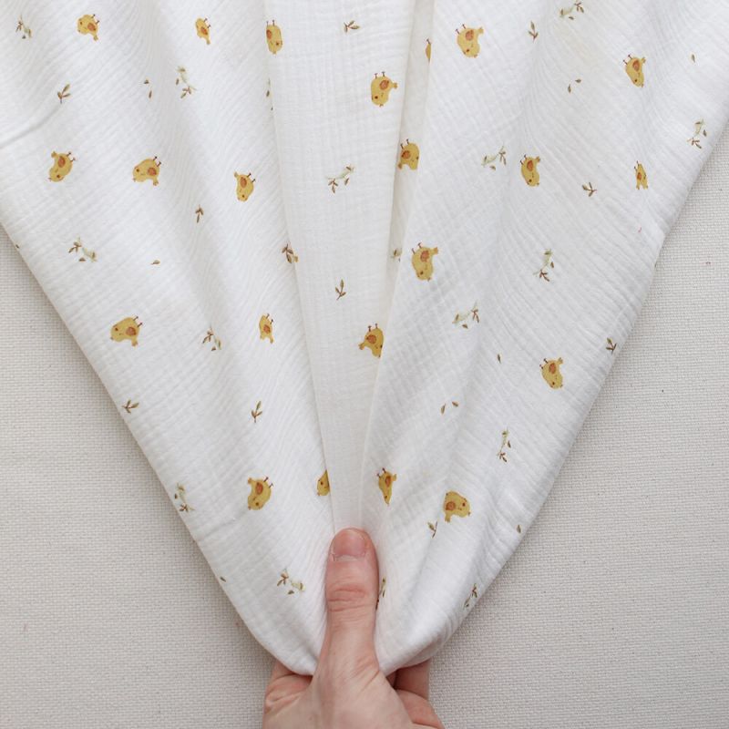 Carlito - Double gaze de coton motif fond blanc motif poussin