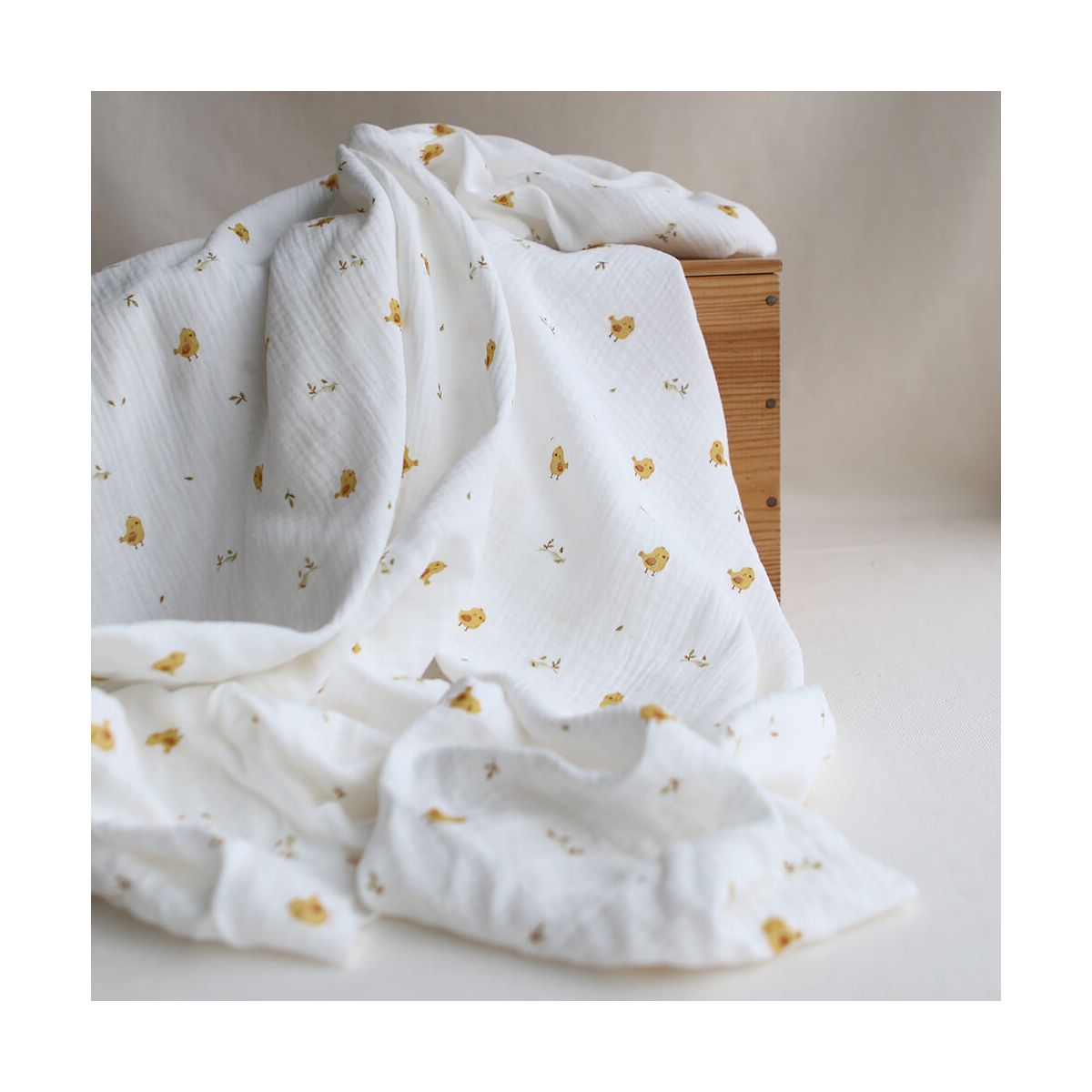 Carlito - Double gaze de coton motif fond blanc motif poussin