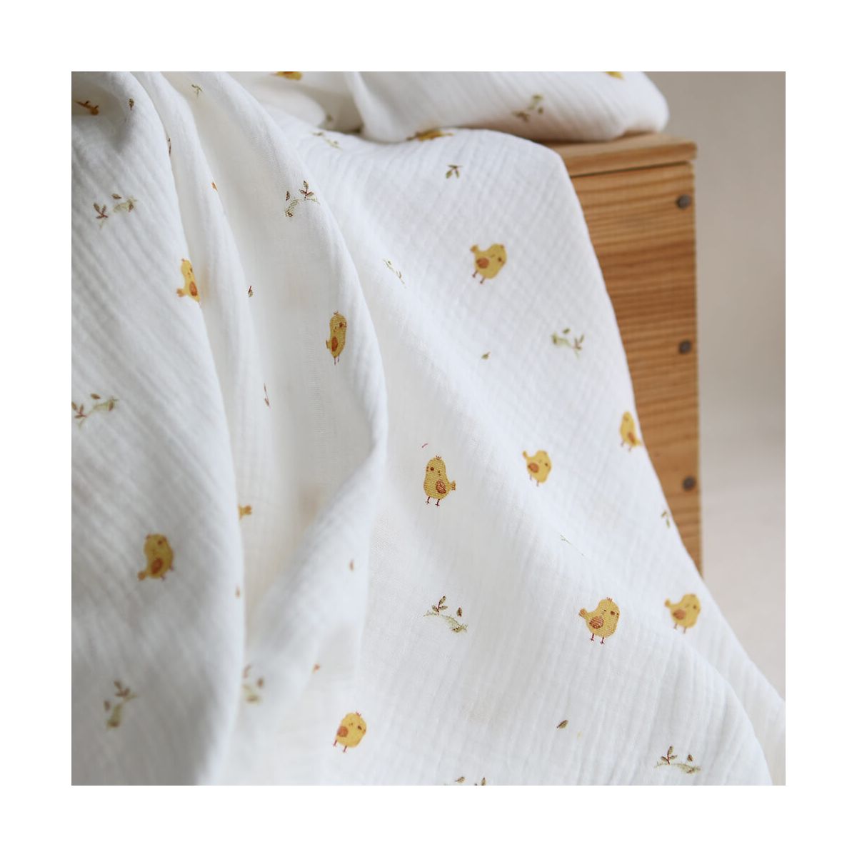 Carlito - Double gaze de coton motif fond blanc motif poussin