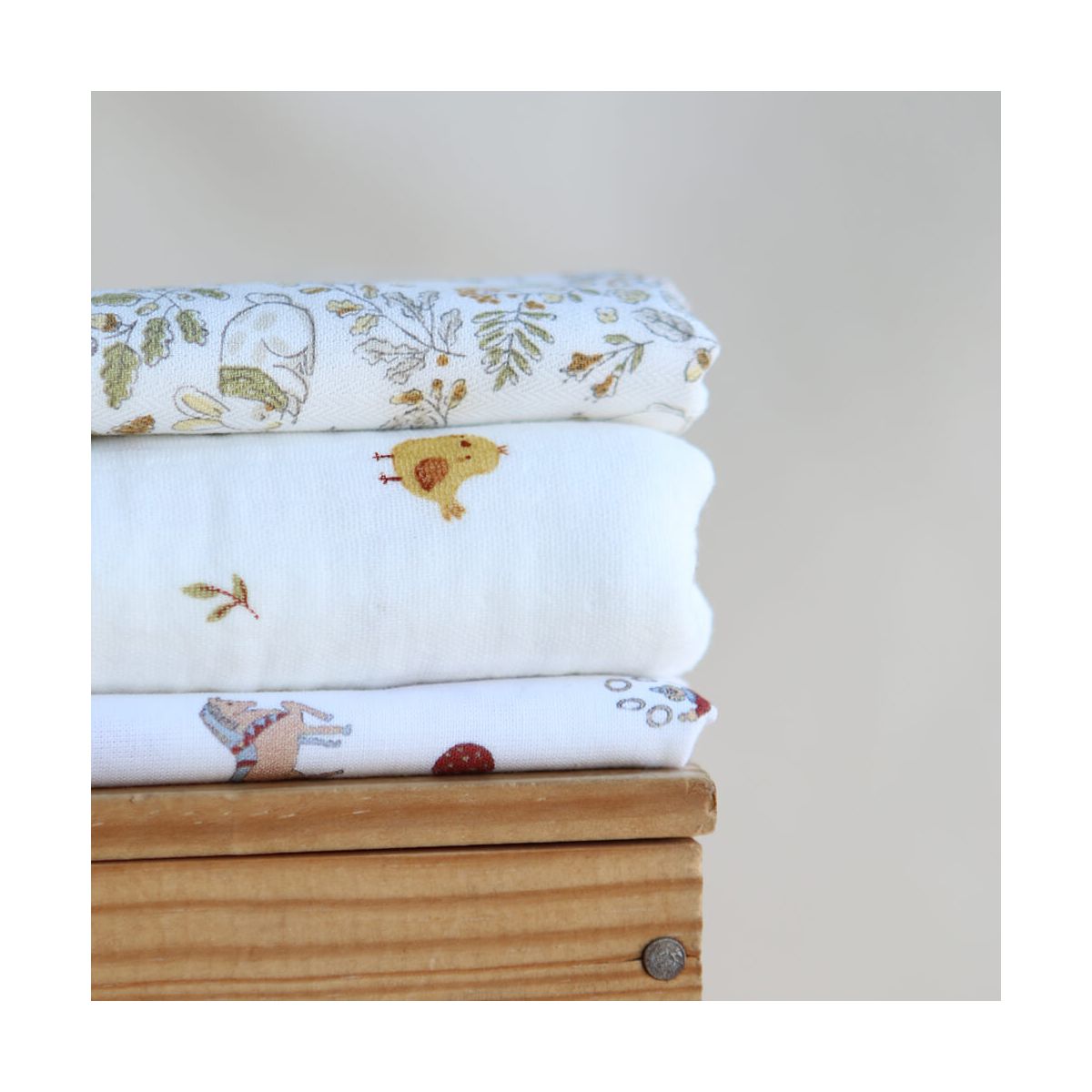 Carlito - Double gaze de coton motif fond blanc motif poussin