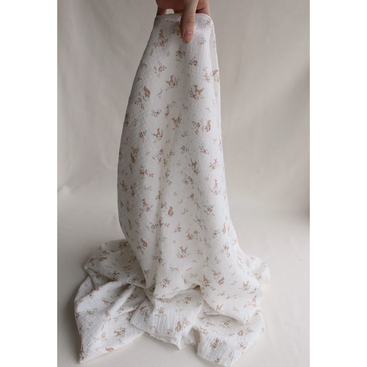 Noisette - Double gaze de coton plumetis imprimé renards et écureuils