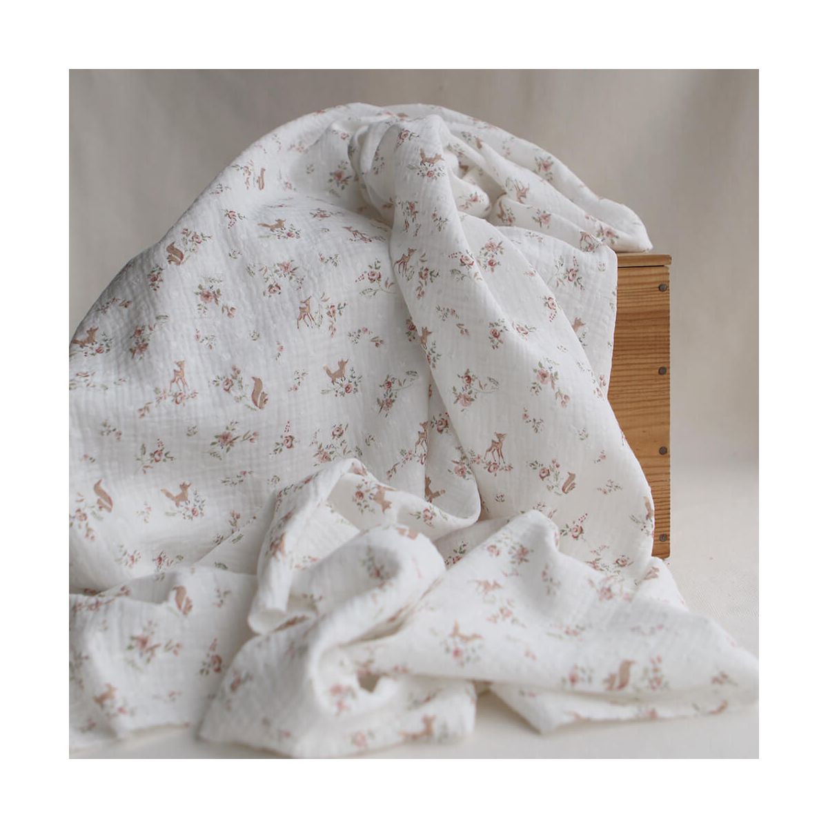 Noisette - Double gaze de coton plumetis imprimé renards et écureuils