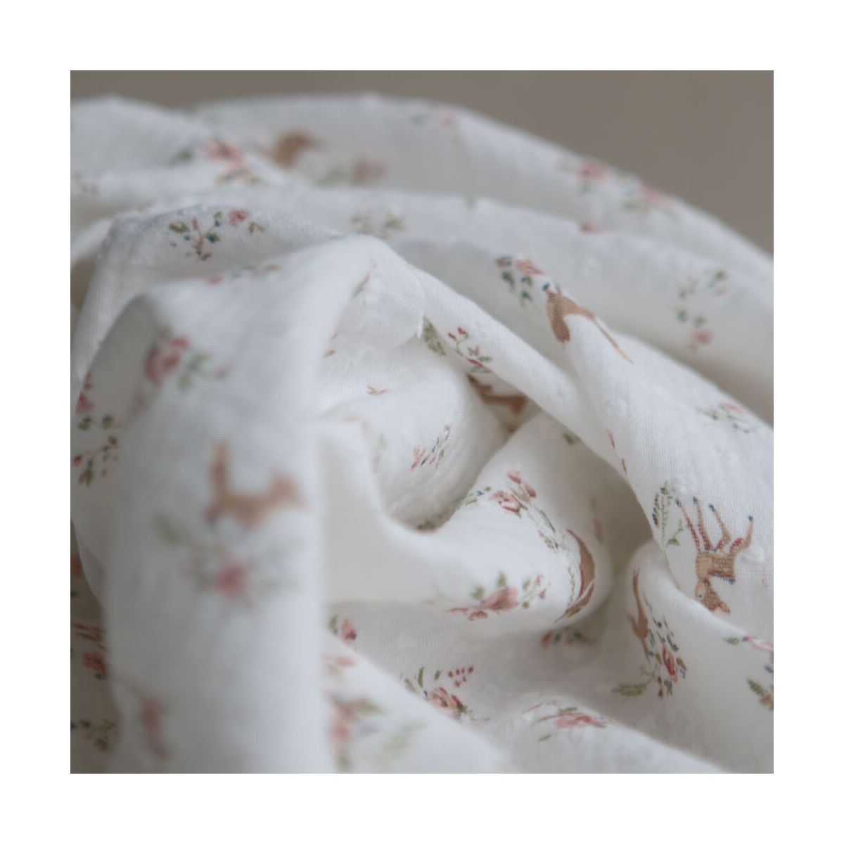 Noisette - Double gaze de coton plumetis imprimé renards et écureuils