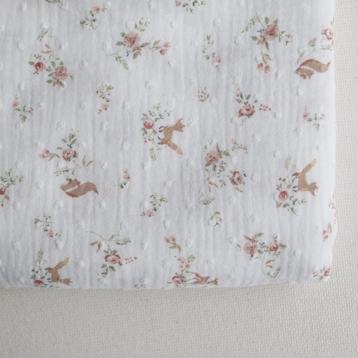 Noisette - Double gaze de coton plumetis imprimé renards et écureuils