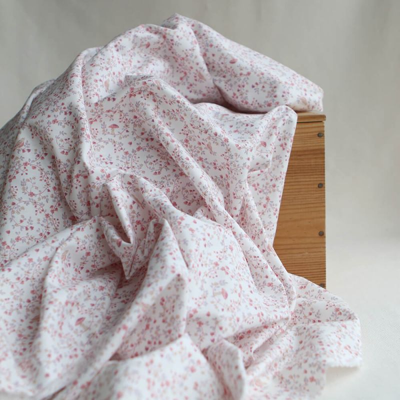 Plume - Tissu sergé de coton imprimé fleuri et oiseaux rose