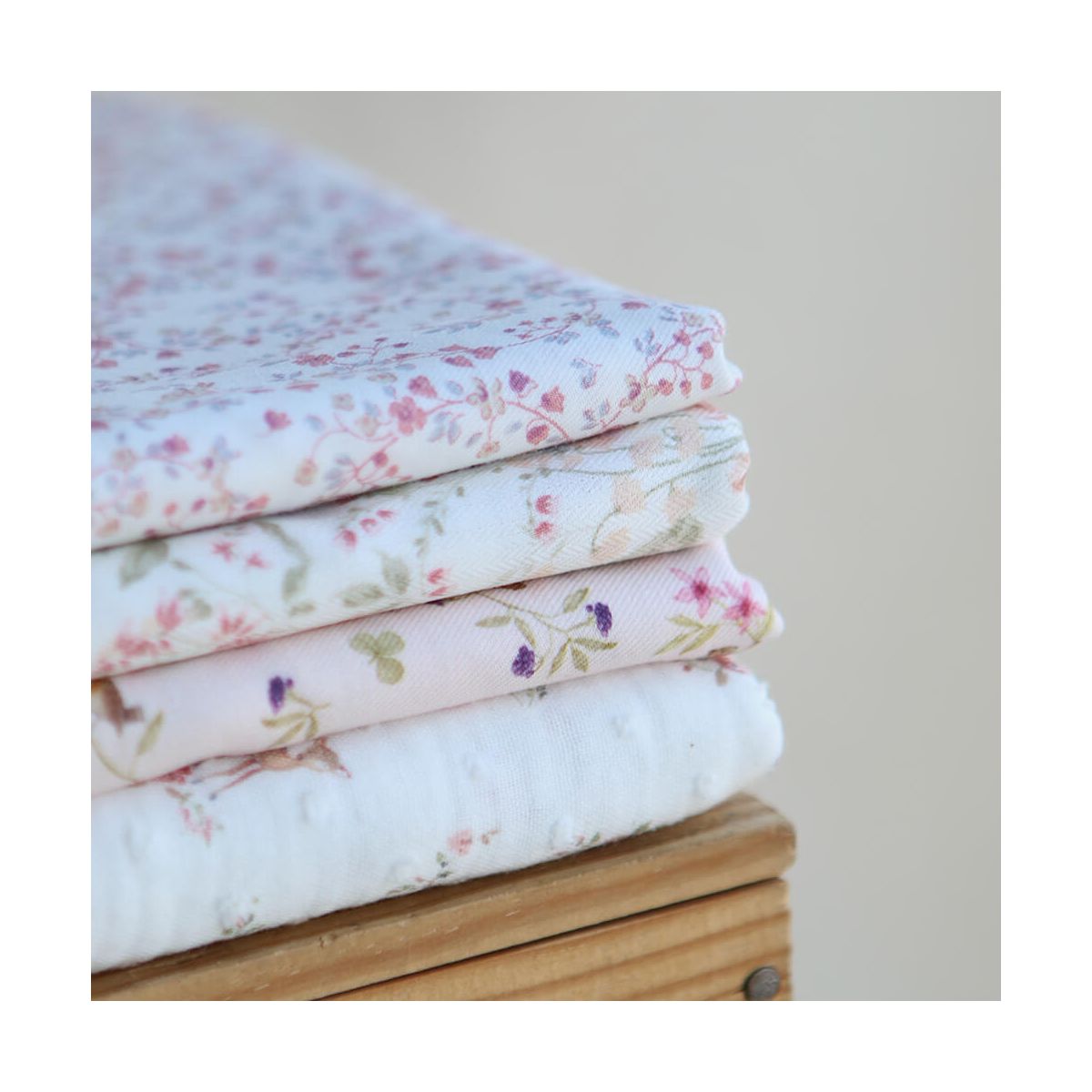 Plume - Tissu sergé de coton imprimé fleuri et oiseaux rose