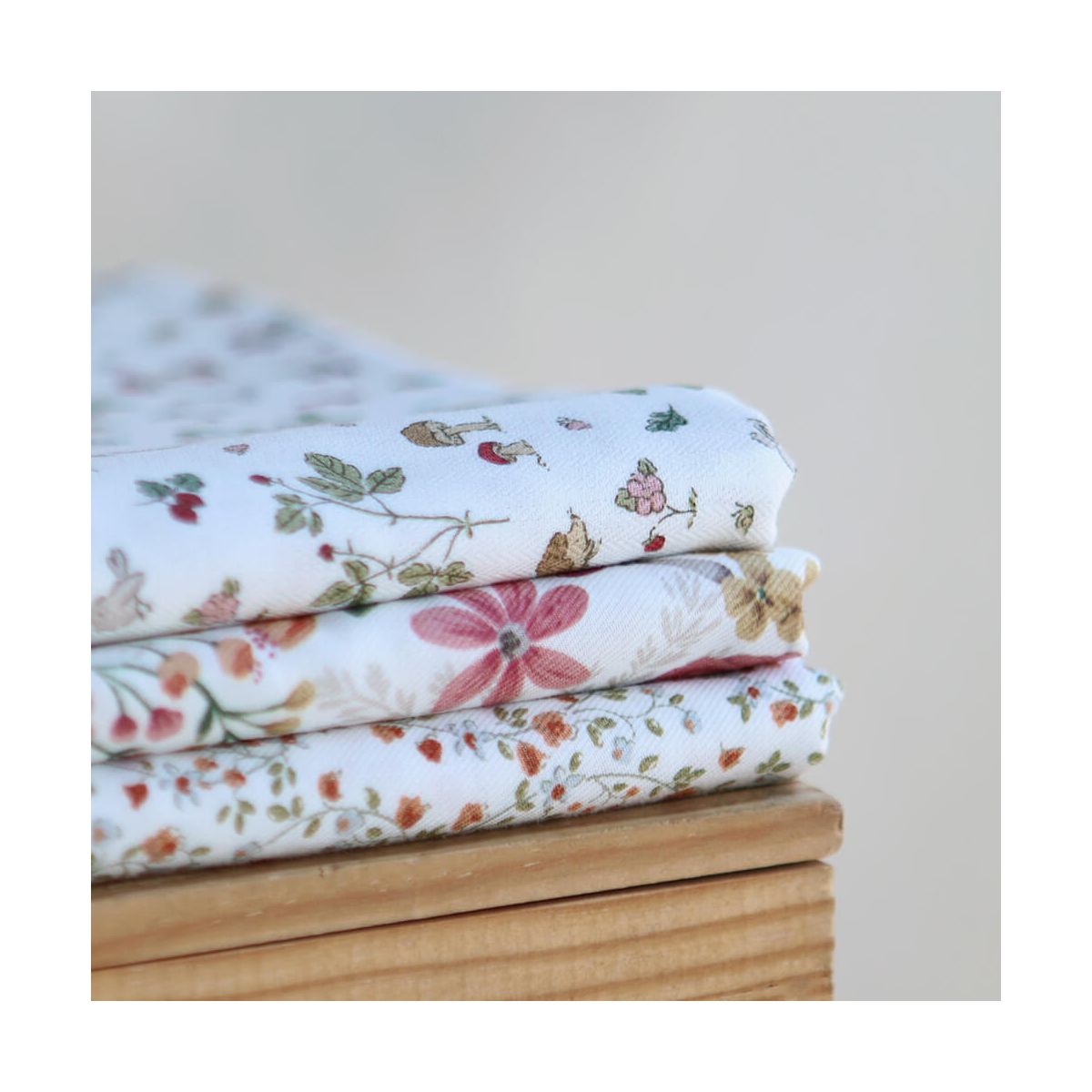 Plume - Tissu sergé de coton imprimé fleuri et oiseaux roux