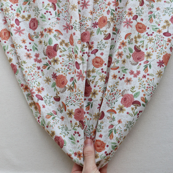 Tissu twill sergé coton organique imprimé fleuri hérissons bordeaux