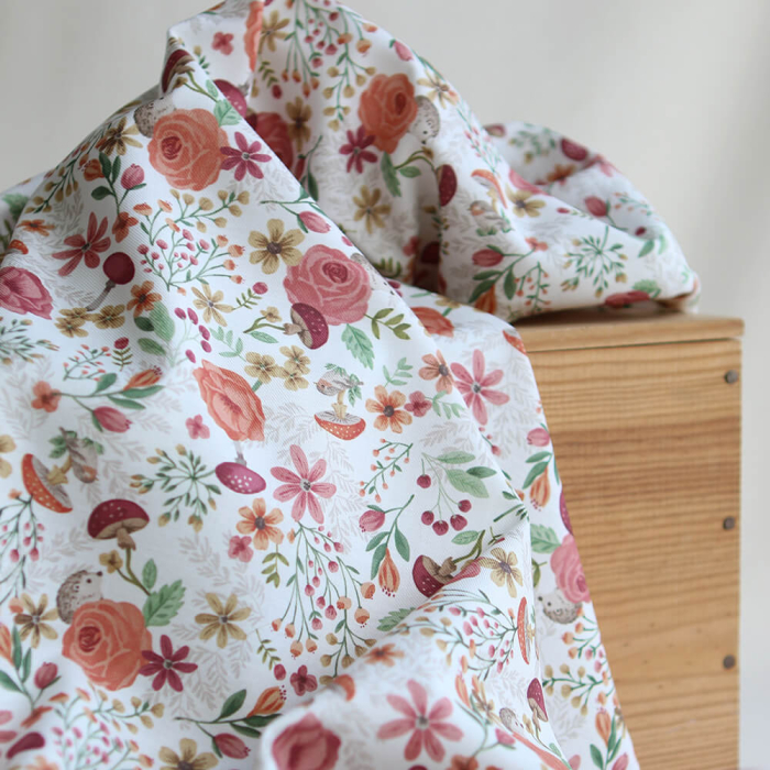 Tissu twill sergé coton organique imprimé fleuri hérissons bordeaux