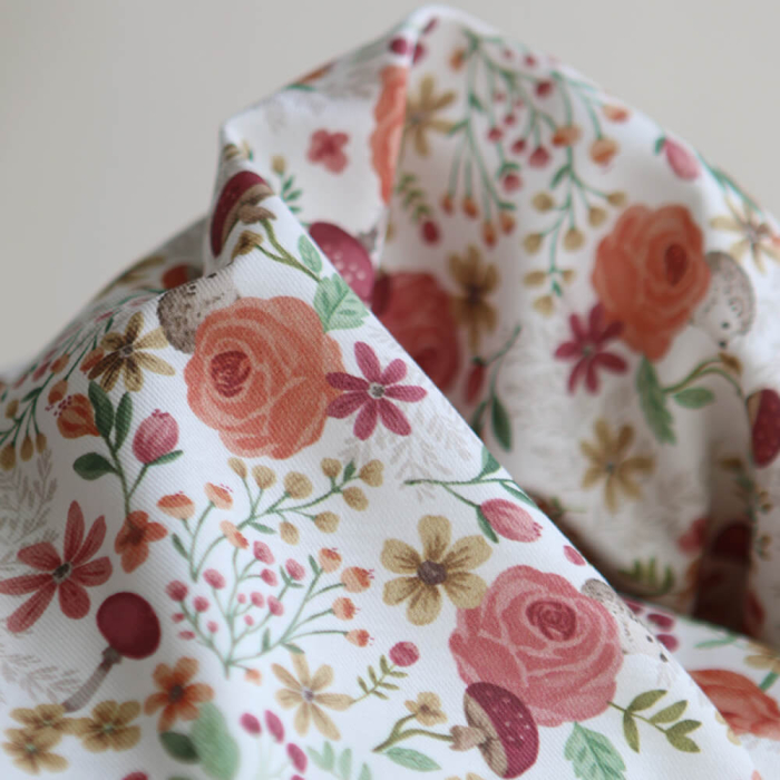 Tissu twill sergé coton organique imprimé fleuri hérissons bordeaux