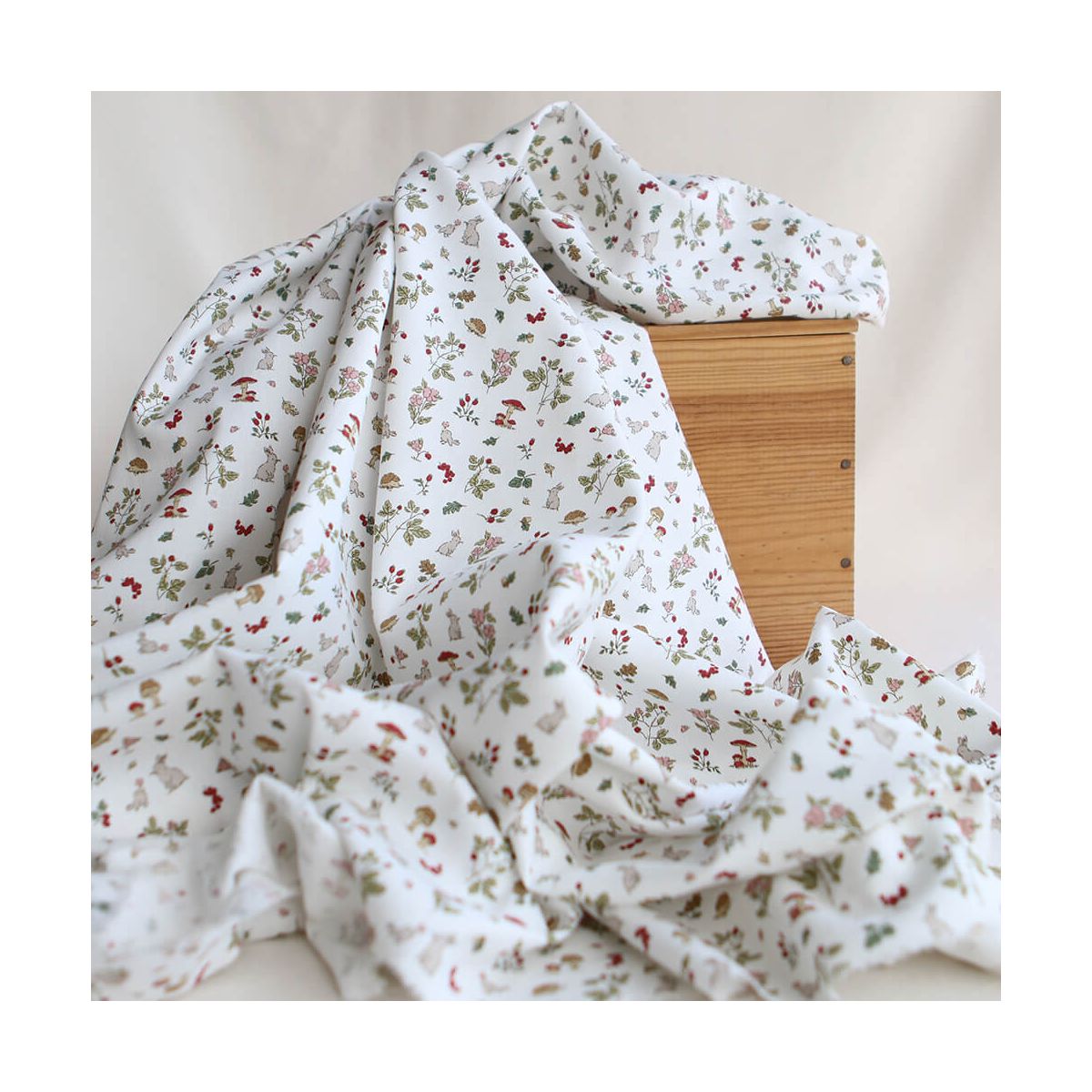 Mousse - Tissu coton texturé imprimé animaux de la forêt rouge