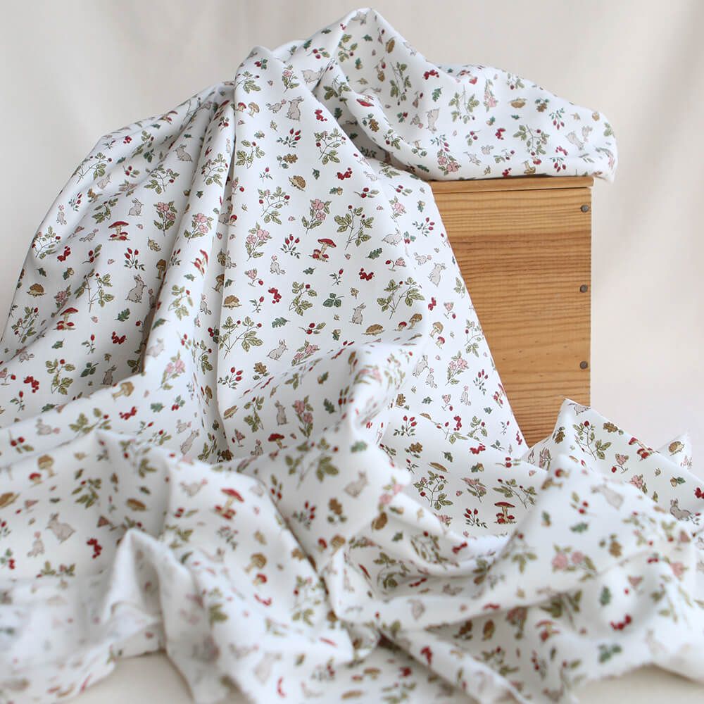 Mousse - Tissu coton texturé imprimé animaux de la forêt rouge