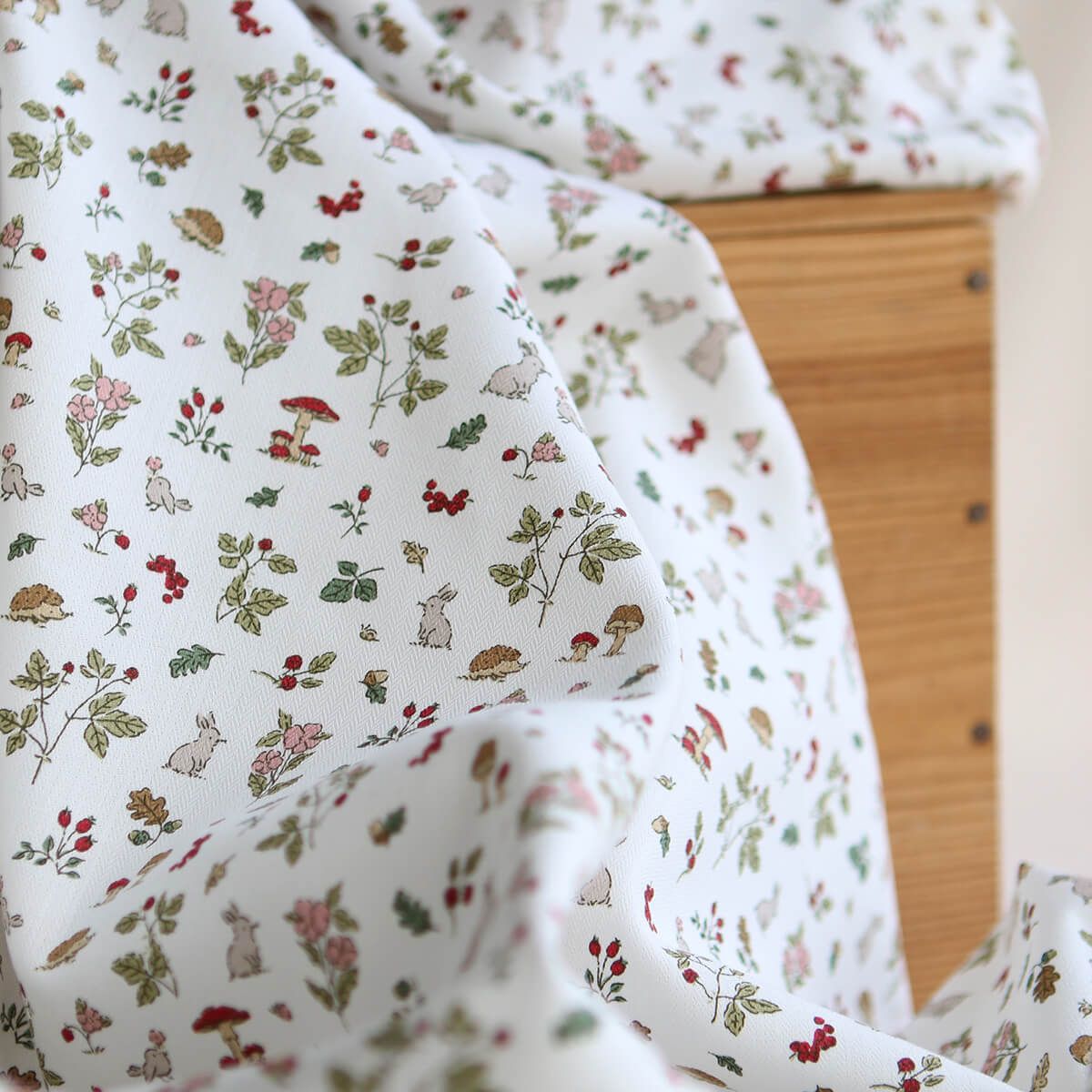 Mousse - Tissu coton texturé imprimé animaux de la forêt rouge