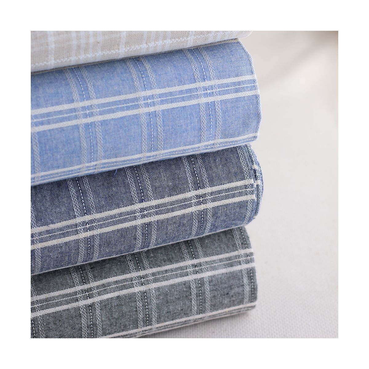 Tissu coton et viscose texturé quadrillage blanc et bleu nuage