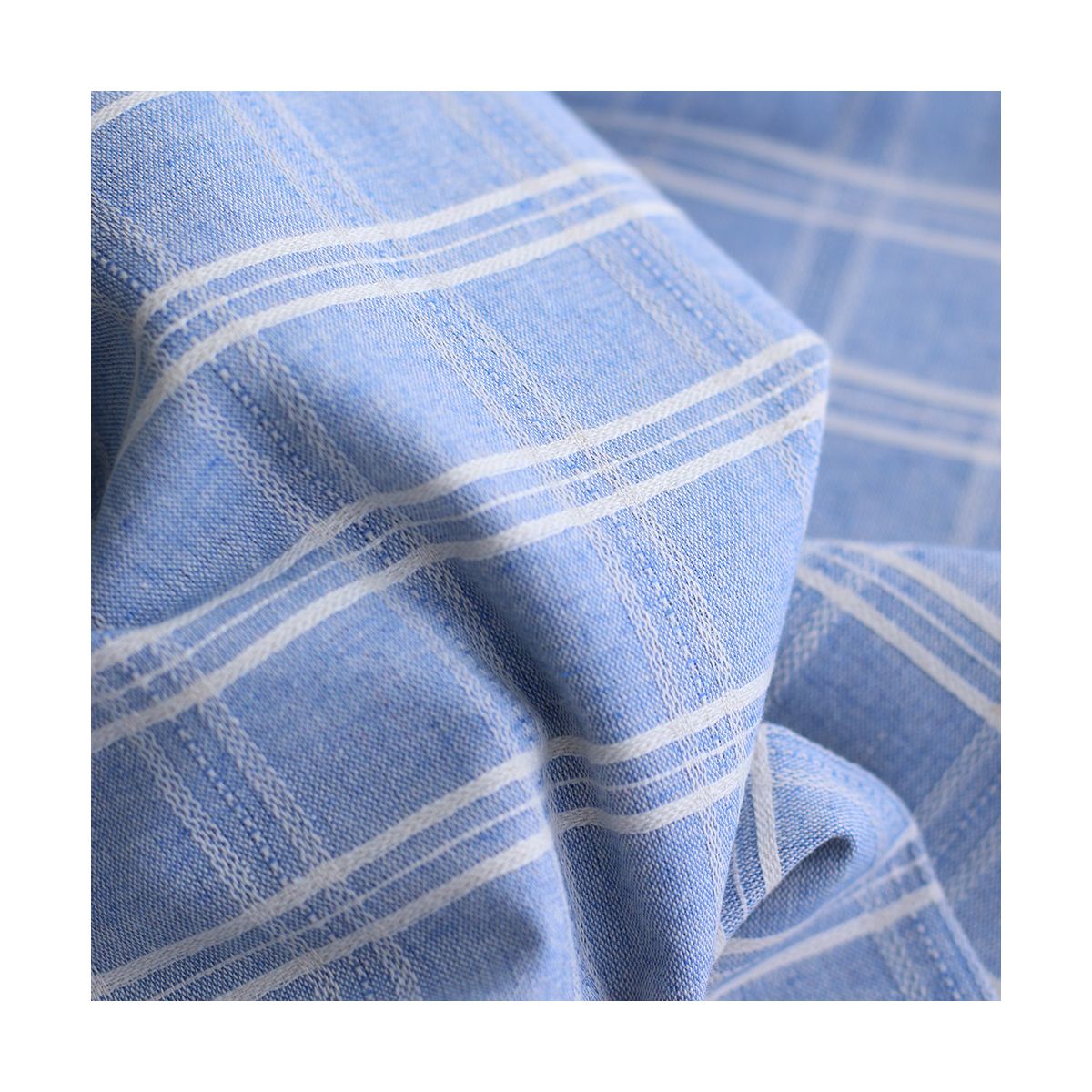 Tissu coton et viscose texturé quadrillage blanc et bleu nuage