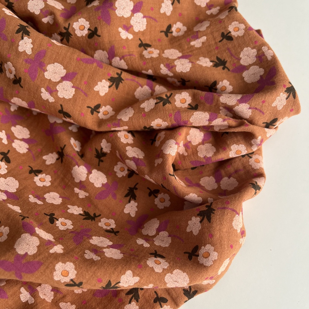 Olivia - Double gaze de coton coloris fond écureuil imprimé fleuri Tissus issus de l'agriculture biologique  - 1