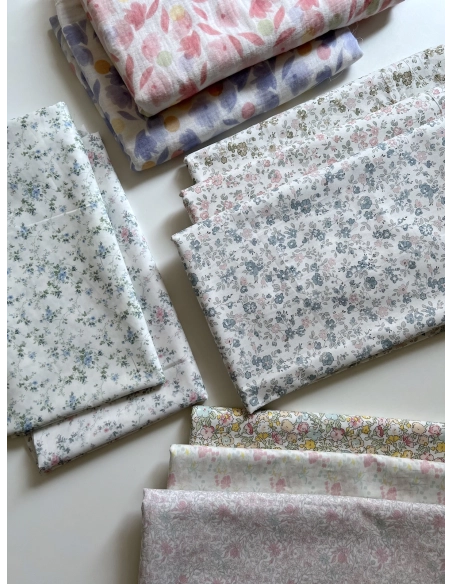 June - Popeline de coton douce BIO imprimé fleuri vert sauge et rose Tissus issus de l'agriculture biologique  - 10