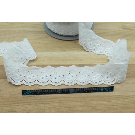 Galon coton broderie anglaise brodé BLANC 45mm x 1m Galon coton broderie anglaise brodé BLANC 45mm x 1m
