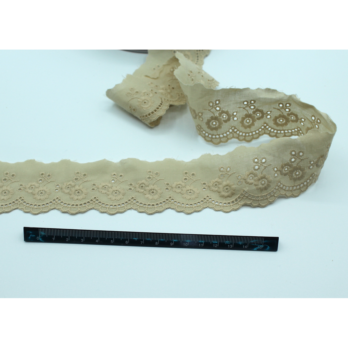 Galon coton broderie anglaise brodé grège 45mm x 1m Galon coton broderie anglaise brodé grège 45mm x 1m