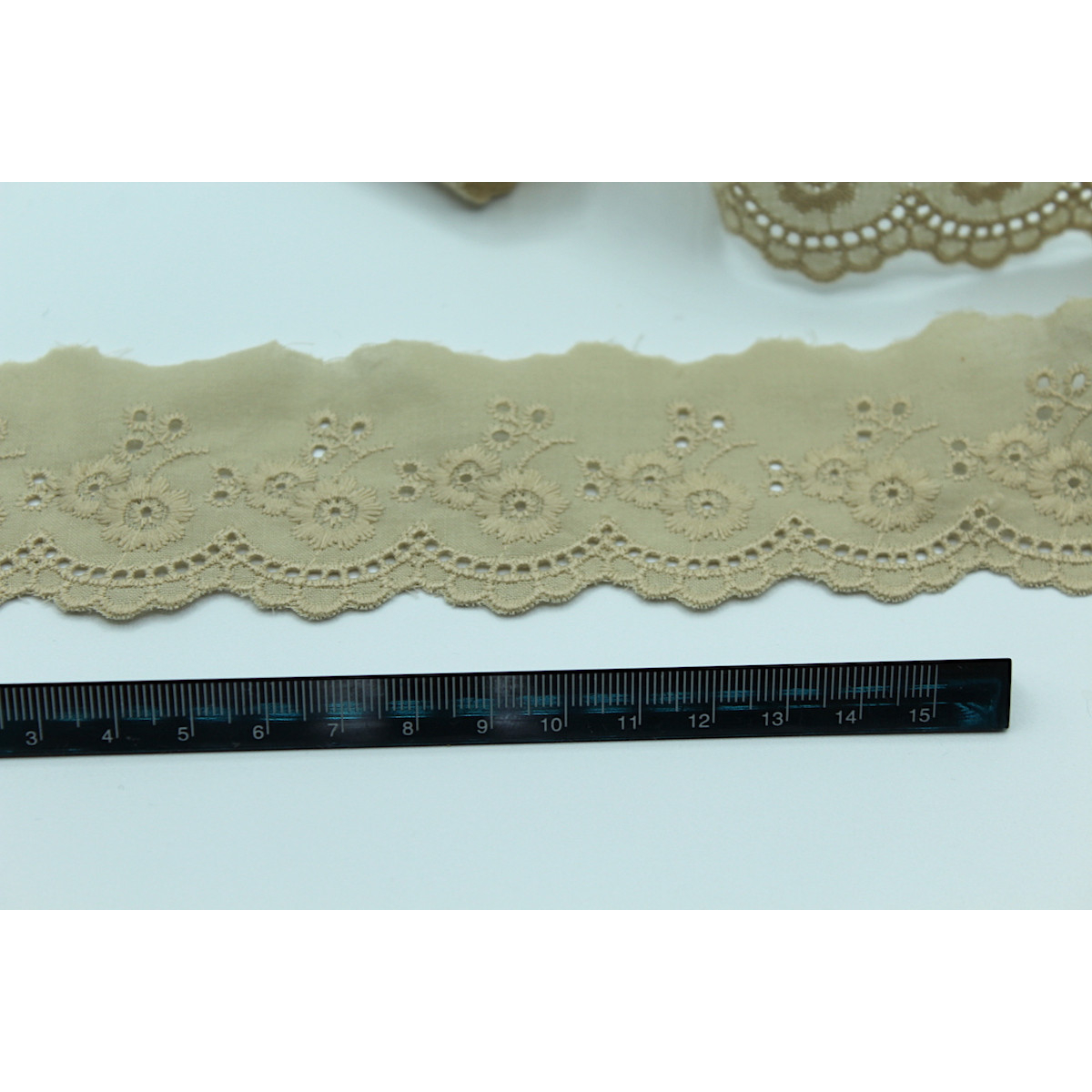 Galon coton broderie anglaise brodé grège 45mm x 1m Galon coton broderie anglaise brodé grège 45mm x 1m