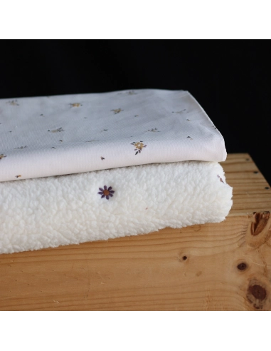 Teddy / moumoute bouclé fond écru broderies pâquerettes