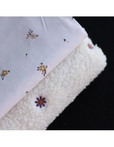 Teddy / moumoute bouclé fond écru broderies pâquerettes