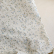 Scarlett - Popeline douce coton organique fond ivoire fleuri bleu