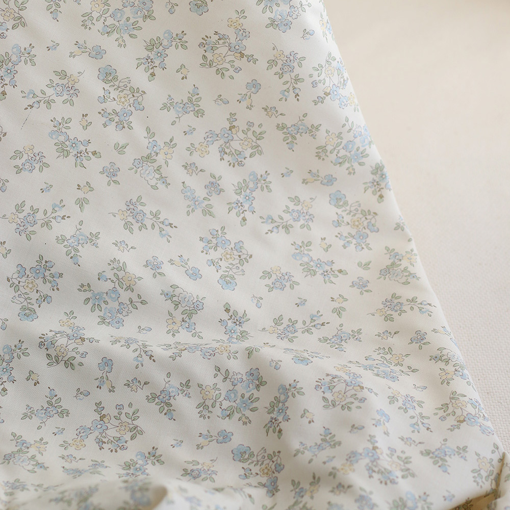Scarlett - Popeline douce coton organique fond ivoire fleuri bleu