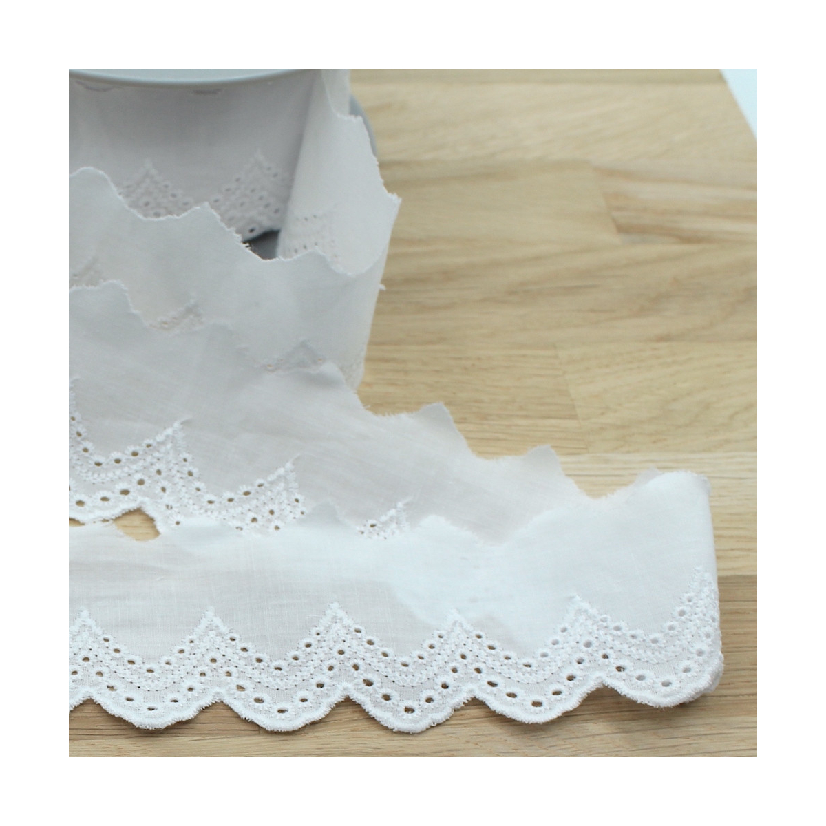 Galon coton broderie anglaise brodé blanc 50mm x 1m Galon coton broderie anglaise brodé blanc 50mm x 1m