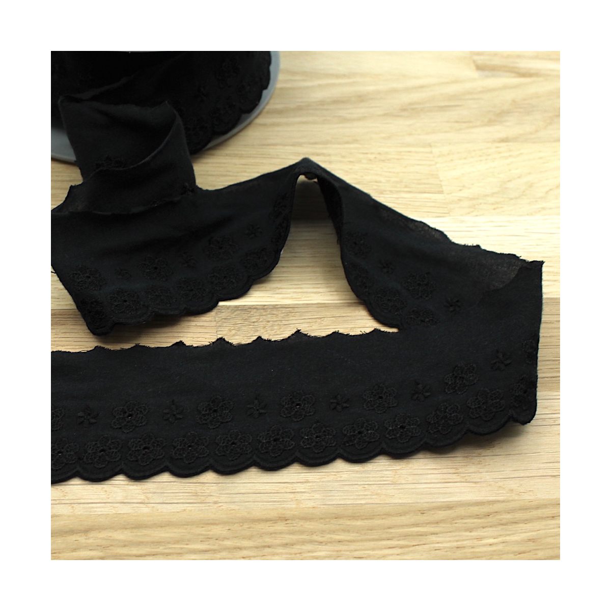 Galon coton broderie anglaise brodé 47mm x 1m noir Galon coton broderie anglaise brodé 47mm x 1m noir
